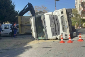 Beşiktaş’ta hafriyat kamyonu devrildi: Şoförün yaralandığı kaza anı görüntülendi