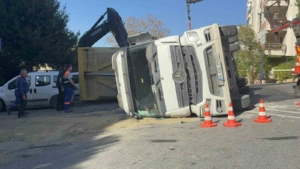 Beşiktaş’ta hafriyat kamyonu devrildi: Şoförün yaralandığı kaza anı görüntülendi
