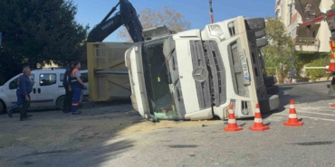 Beşiktaş’ta hafriyat kamyonu devrildi: Şoförün yaralandığı kaza anı görüntülendi