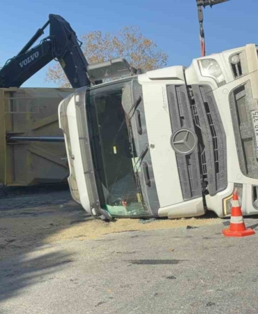 Beşiktaş’ta hafriyat kamyonu devrildi: Şoförün yaralandığı kaza anı görüntülendi