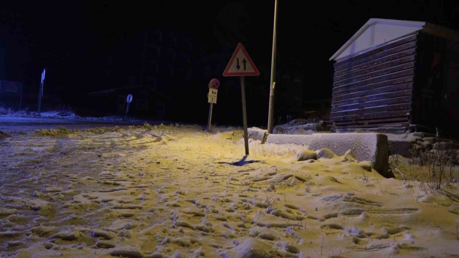 Bursa’da kar yağışını görenler gece yarısı Uludağ’a akın etti