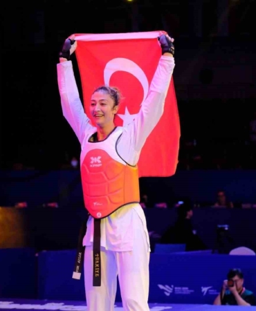 Balıkesir’in gururu Nafia Kuş Aydın, ikinci kez dünya şampiyonu