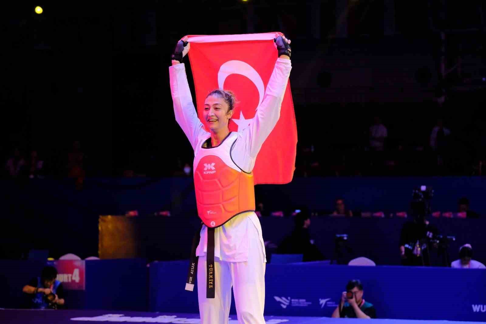 Balıkesir’in gururu Nafia Kuş Aydın, ikinci kez dünya şampiyonu