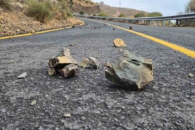 Tekirdağ’da taş ve kayalar yola düştü