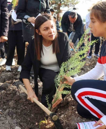 Çanakkale ve Gazze şehitleri için fidanlar toprakla buluştu