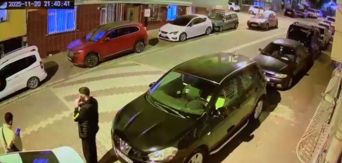 Esenyurt’ta sokaktaki 2 kişiye silahlı saldırı: O anlar kamerada