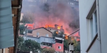 Bursa’da 2 katlı bina alevlere teslim oldu, o anlar havadan dronla görüntülendi