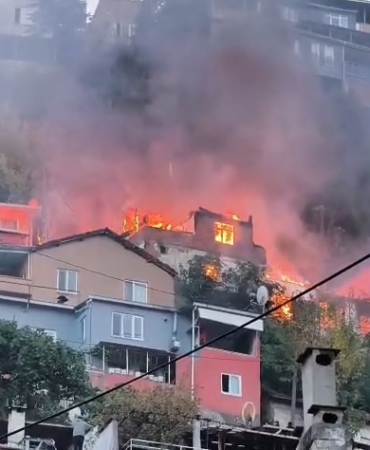 Bursa’da 2 katlı bina alevlere teslim oldu, o anlar havadan dronla görüntülendi