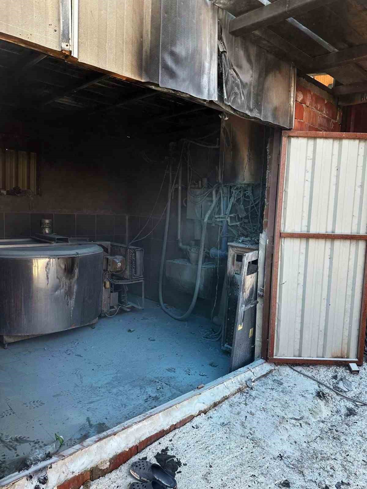 Sakarya’da ahırda yangın: 400 bin liralık zarar meydana geldi