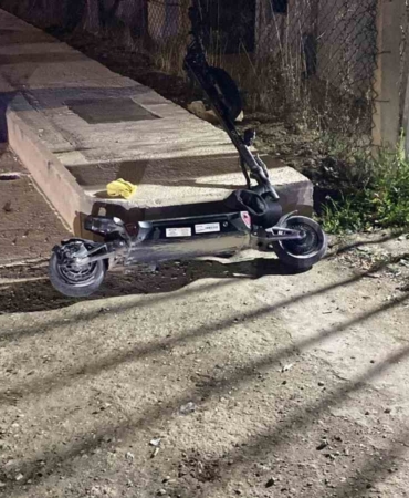 Çarpışmanın etkisiyle başını kaldırıma vurdu, ağır yaralandı