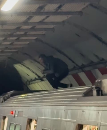 İstanbul’da metroda yaşanan ilginç anlar kamerada