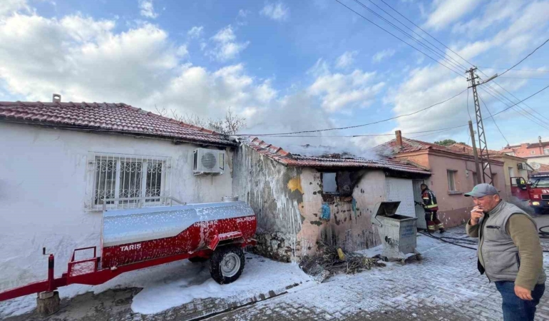 Balıkesir’de depoda yangın