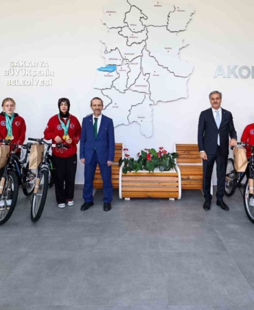 Başkan Yusuf Alemdar Çin’de tarih yazan dünya şampiyonlarını ağırladı