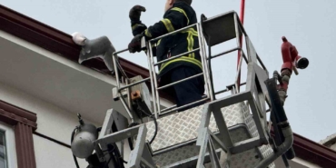 Çatıda sıkışan martıyı itfaiye kurtardı