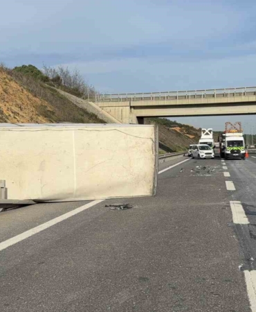 Kuzey Marmara Otoyolu’nda zincirleme kaza: Aynı firmaya ait iki kamyon kazaya karıştı