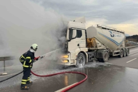 Bilecik’te seyir halindeki beton mikseri bir anda alev aldı