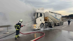 Bilecik’te seyir halindeki beton mikseri bir anda alev aldı