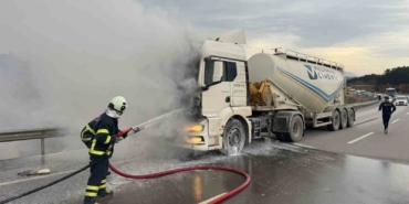 Bilecik’te seyir halindeki beton mikseri bir anda alev aldı