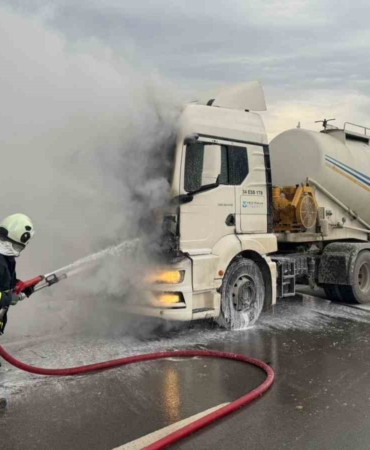 Bilecik’te seyir halindeki beton mikseri bir anda alev aldı