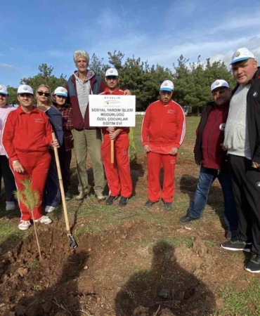 Ayvalık’ta ertelenen fidan dikim etkinliğine ilgi yoğun oldu