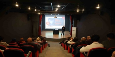 Japon ailesinin dönüşümü konuşuldu: Tokyo hikayesi Sakarya’da izleyiciyle buluştu