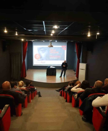 Japon ailesinin dönüşümü konuşuldu: Tokyo hikayesi Sakarya’da izleyiciyle buluştu