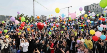 Minik Efe’nin lösemi zaferini gökyüzüne binlerce balon bırakarak kutladılar