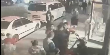 Esenyurt’ta engelli adama bıçaklı saldırı kamerada