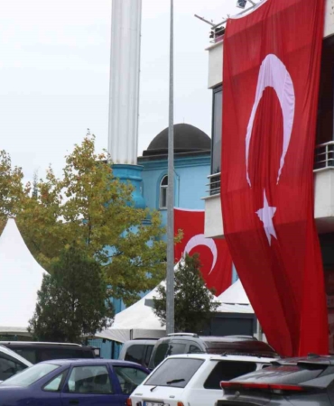 Sakaryalı şehidin mahallesi Türk bayraklarıyla donatıldı