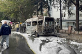 Park halindeki minibüs küle döndü; o anlar kamerada