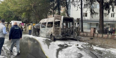 Park halindeki minibüs küle döndü; o anlar kamerada