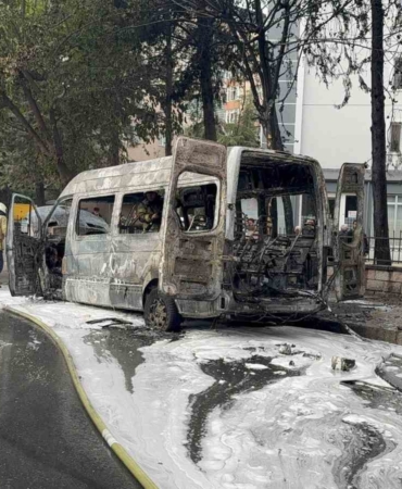 Park halindeki minibüs küle döndü; o anlar kamerada