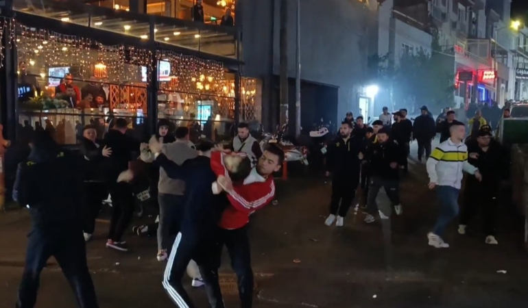 Tekirdağ’da birbirine giren taraftarlar mahalleyi savaş alanına çevirdi: 5 yaralı