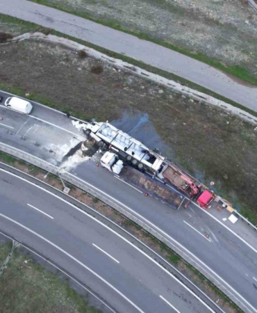 Arnavutköy’de tır virajı alamayıp devrildi: 1 ağır yaralı