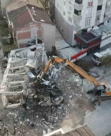 Kocaeli’de 4 kişiye mezar olan binanın enkazı kaldırılıyor