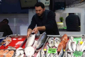 Hamsi denizlerde yüzünü gösterdi tezgahlarda fiyatını korudu