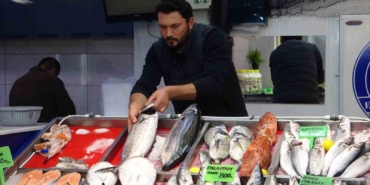 Hamsi denizlerde yüzünü gösterdi tezgahlarda fiyatını korudu