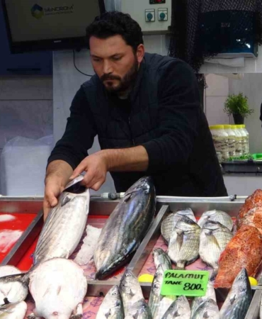 Hamsi denizlerde yüzünü gösterdi tezgahlarda fiyatını korudu
