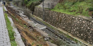 Bandırma’da tren yolu istinat duvarı çöktü