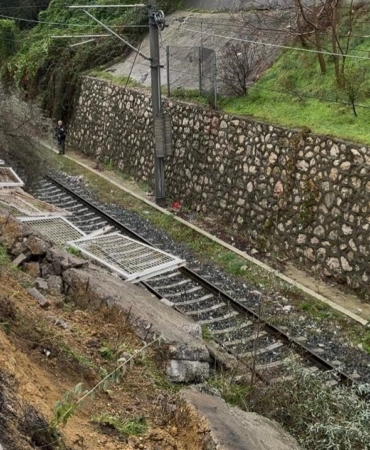 Bandırma’da tren yolu istinat duvarı çöktü