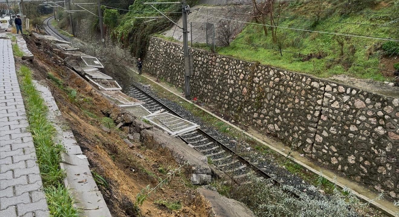 Bandırma’da tren yolu istinat duvarı çöktü