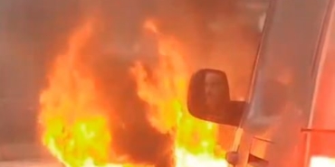 Sultangazi’de seyir halindeki araç alevlere teslim oldu