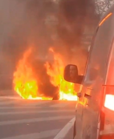 Sultangazi’de seyir halindeki araç alevlere teslim oldu