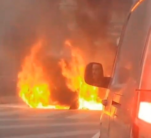 Sultangazi’de seyir halindeki araç alevlere teslim oldu