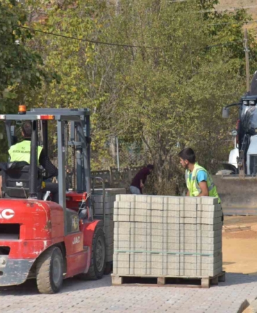 Pelitözü’nde cadde ve sokaklar kilit parke çalışmalarıyla güzelleşiyor