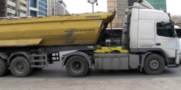 Yolun karşısına geçmeye çalışan yayaya hafriyat kamyonu çarptı