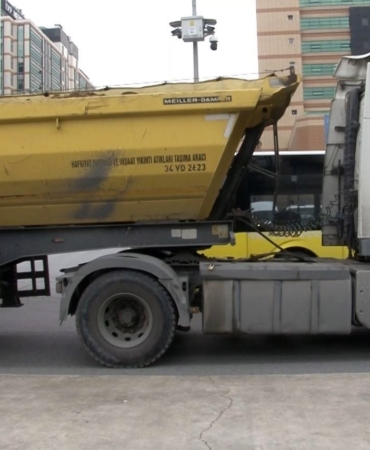 Yolun karşısına geçmeye çalışan yayaya hafriyat kamyonu çarptı