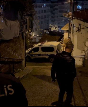 Bahçeye çıkan kadın cesetle karşılaştı