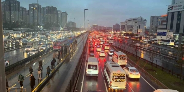 İstanbul’da yağışla birlikte trafik yoğunluğu yüzde 90’a ulaştı