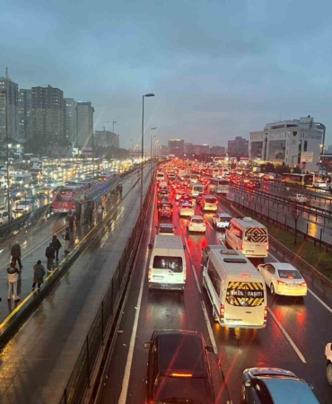 İstanbul’da yağışla birlikte trafik yoğunluğu yüzde 90’a ulaştı